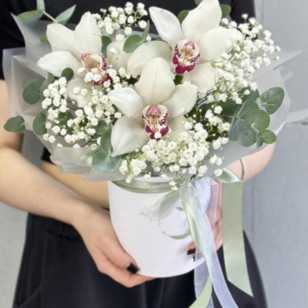 Букет цветов "Шляпная коробка Орхи" Букет цветов "Шляпная коробка Орхи"